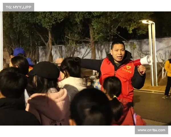 足球赛事志愿者贡献，比赛顺利进行无名英雄